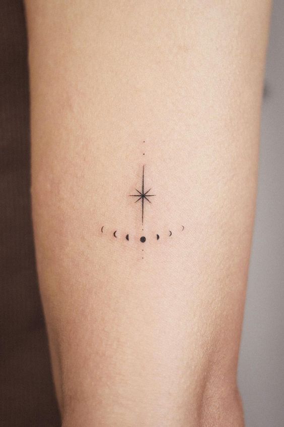 Tatouage Lunes Et étoile Minimalistes Sur Le Bras