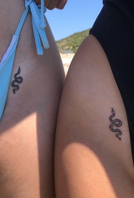 Tatouage Serpent Discret Sur La Hanche