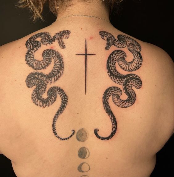 Tatouage Serpent Et Squelette De Serpent Sur Le Dos
