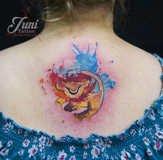 Tatouage Simba En Aquarelle Sur Le Dos