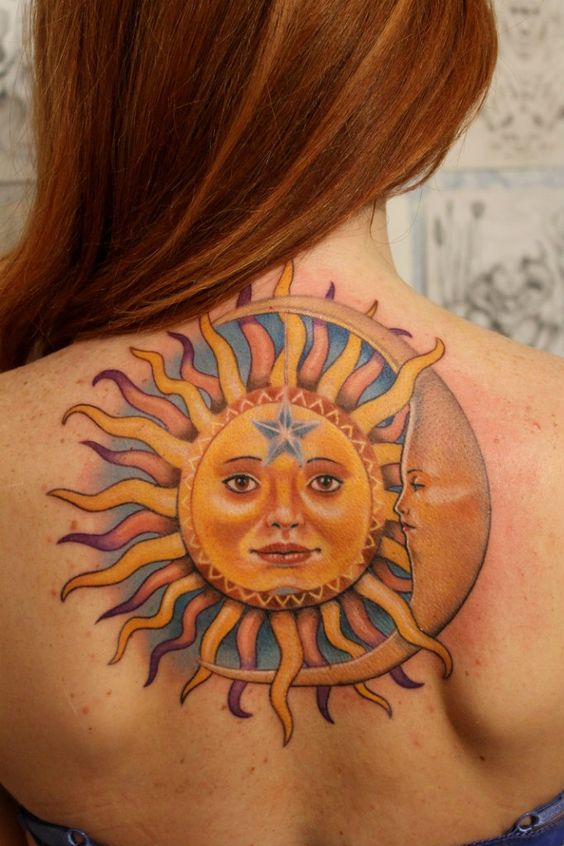 Tatouage Soleil Et Lune Colorés Avec Visage Sur Le Dos