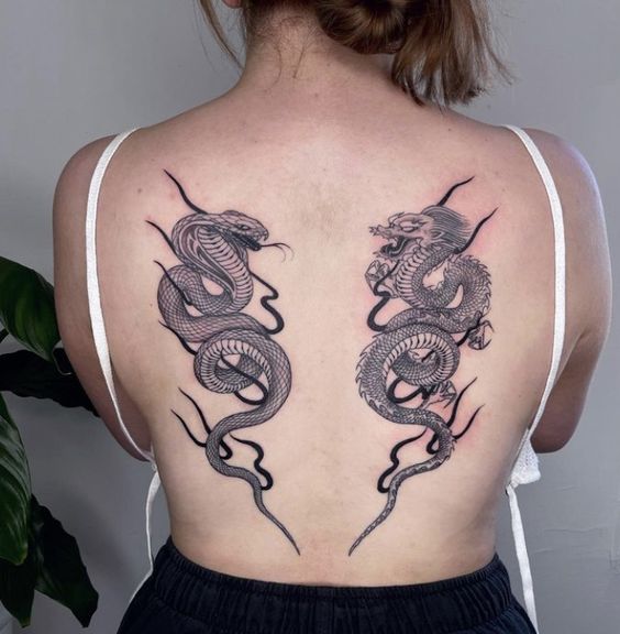 Tatouage Cobra Et Dragon Sur Le Dos