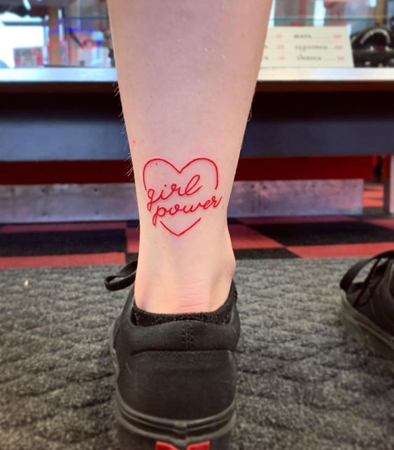 Tatouage Coeur Et Mots à L'encre Rouge Sur La Jambe