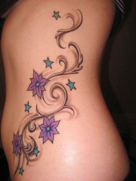 Tatouage étoiles Bleues Et Fleurs Violettes Sur Les Côtes