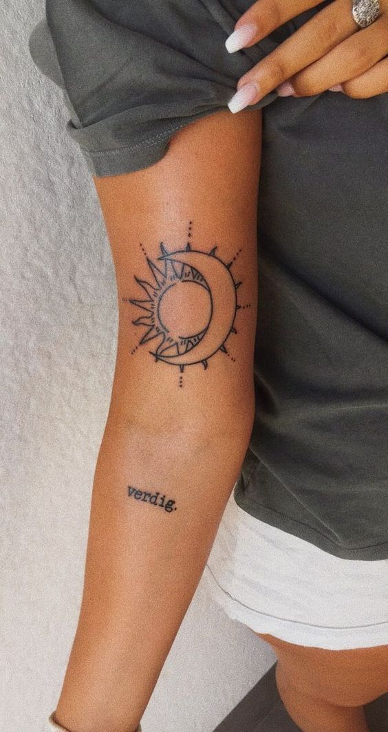 Tatouage Lune Et Soleil Sur Le Bras