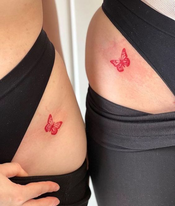 Tatouage Papillon à L'encre Rouge Sur La Hanche