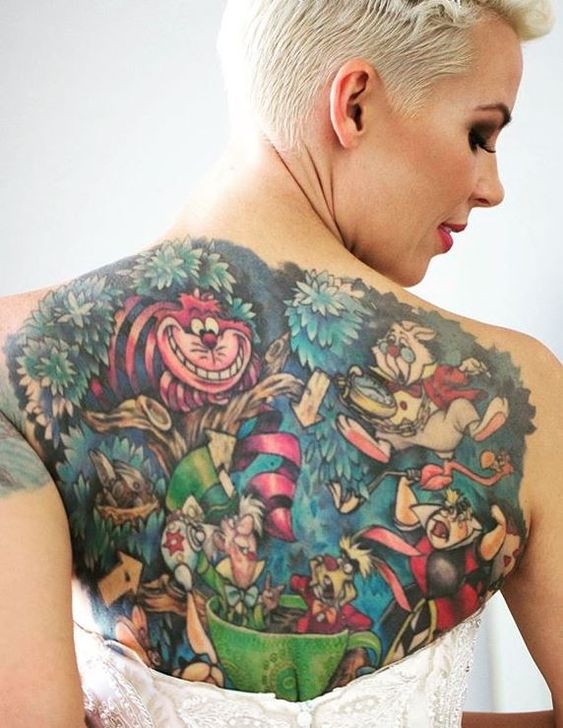 Tatouage Personnages D'alice Au Pays Des Merveilles Sur Le Dos