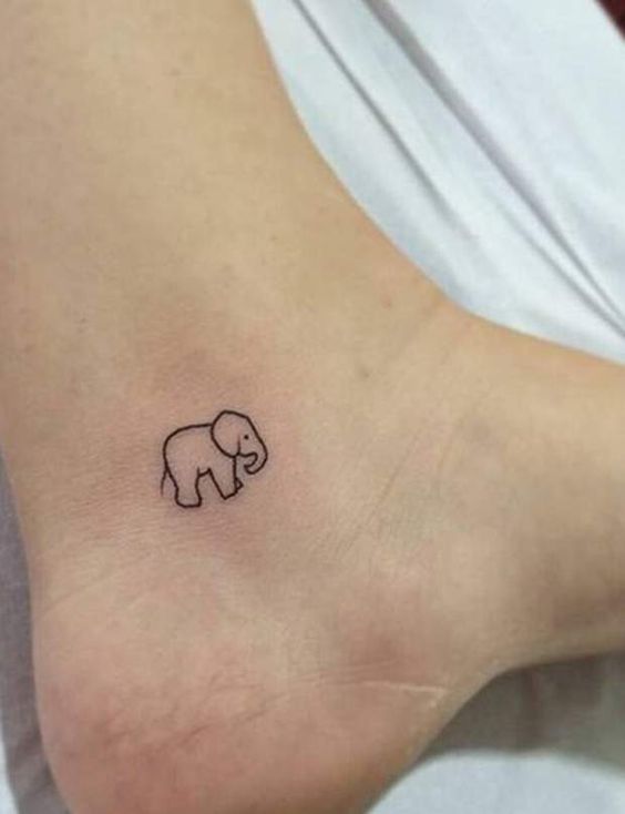 Tatouage Pied Avec éléphant Minimaliste