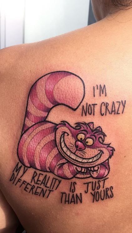 Tatouage Chat De Cheshire Et Phrase Sur Le Dos