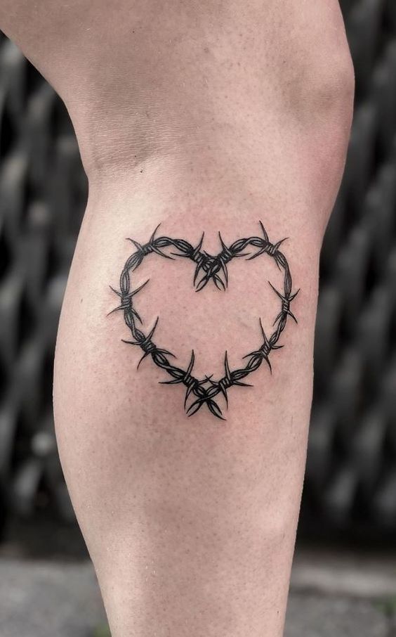 Tatouage Coeur En Barbelé Sur La Jambe
