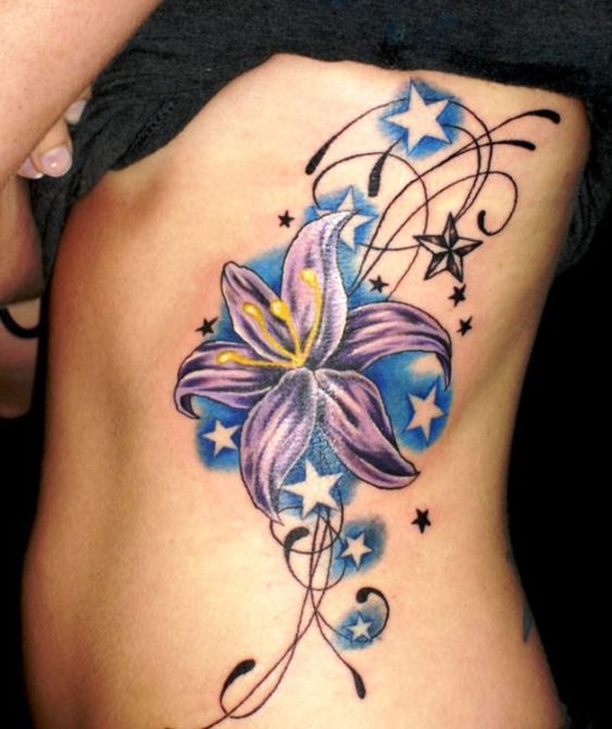 Tatouage étoiles Et Fleur De Lily Violette Sur Les Côtes