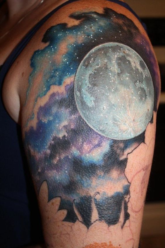 Tatouage Lune Réaliste Et Ciel En Aquarelle Sur Le Bras