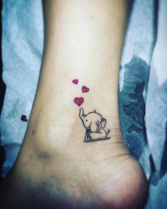Tatouage Pied Avec éléphanteau Et Coeur