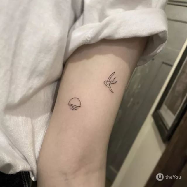 Tatouage Soleil Couchant Et Hirondelle Discret Sur Le Bras