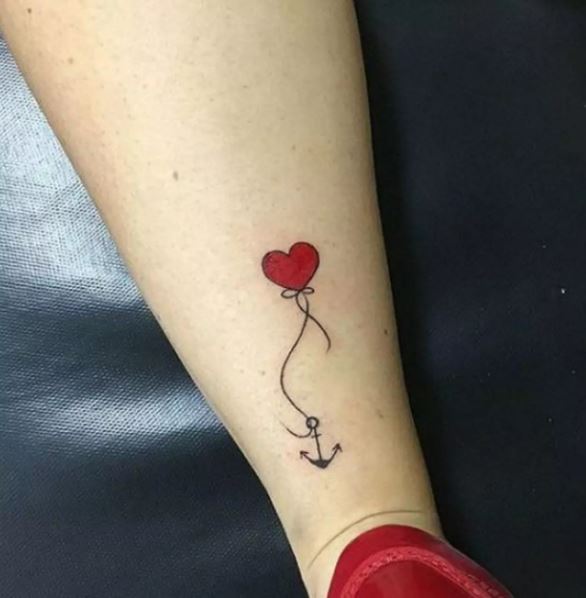 Tatouage Coeur Rouge Et Ancre Sur La Jambe