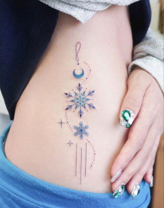 Tatouage étoiles De Neige Et Lune Bleues Sur Les Côtes