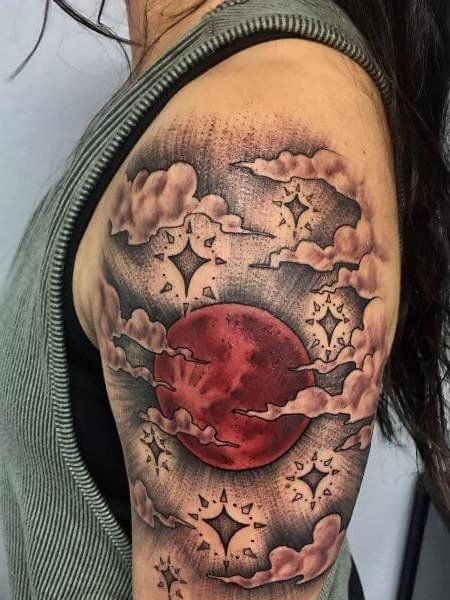 Tatouage Lune Rouge, étoiles Et Nuages Sur Le Bras