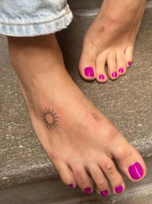 Tatouage Pied Avec Des Astres Discrets