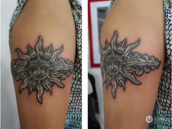Tatouage Soleil En Noir Et Gris Sur Le Bras