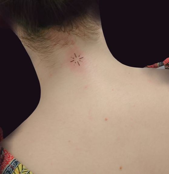 Tatouage étoile Minimaliste Sur La Nuque