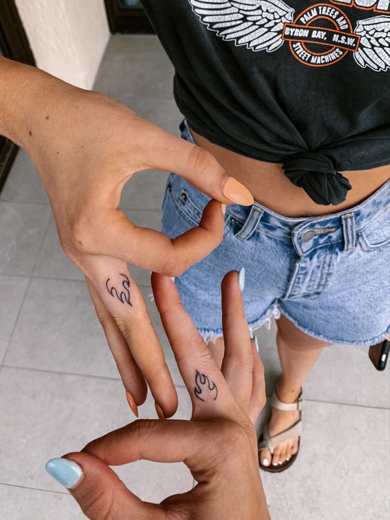 Tatouage Flammes Minimalistes Sur Les Doigts