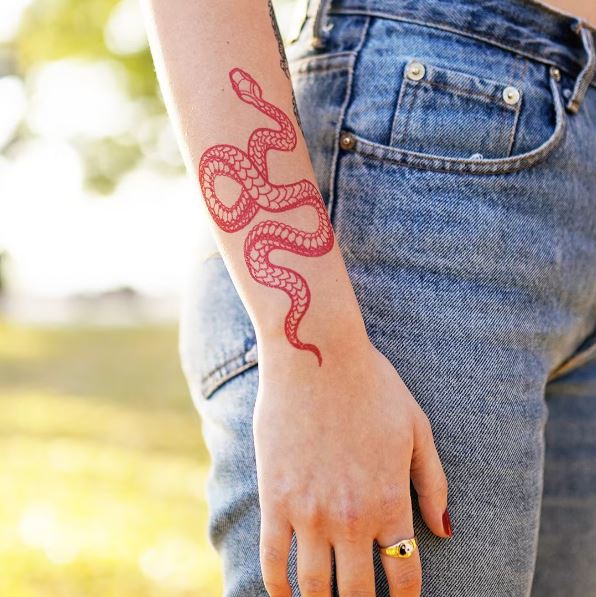 Tatouage Serpent à L'encre Rouge Sur L'avant Bras