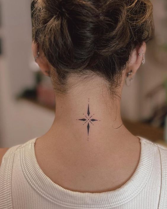 Tatouage étoile Discrète Sur La Nuque