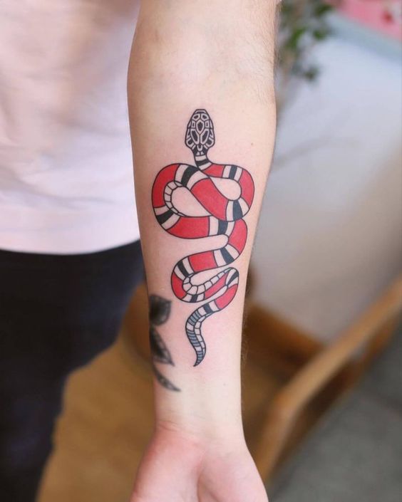 Tatouage Serpent Corail Sur L'avant Bras