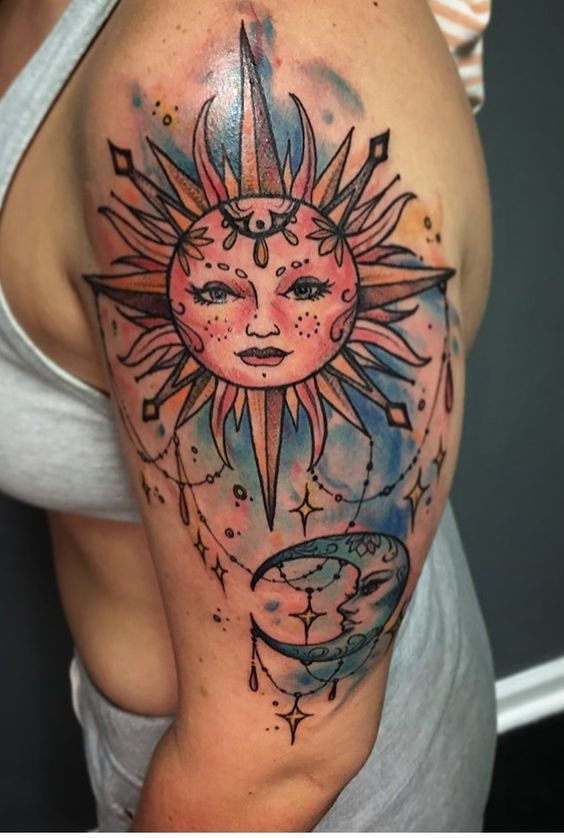 Tatouage Lune Et Soleil Avec Peintures Aquarelles Sur Le Bras