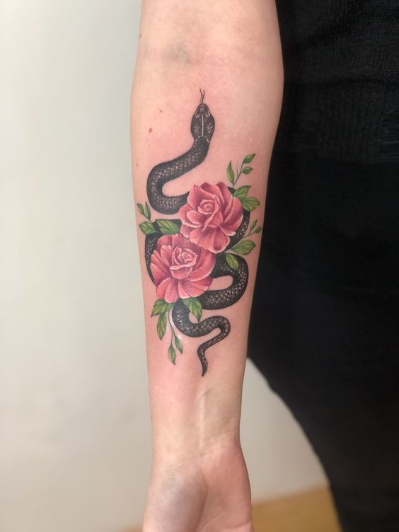 Tatouage Serpent Noir Et Fleurs Rouges Sur L'avant Bras
