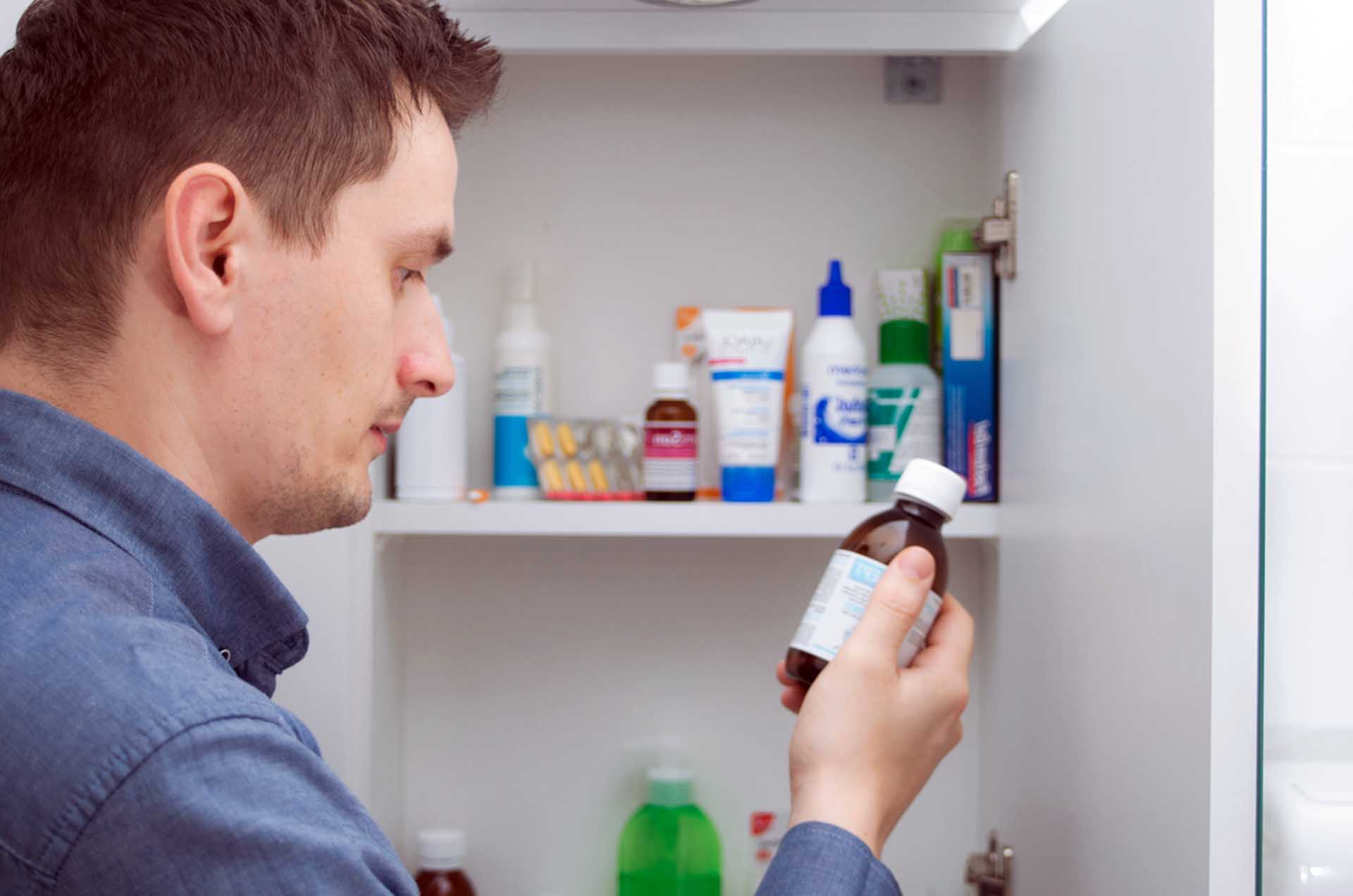 Homme Devant Son Armoire à Pharmacie