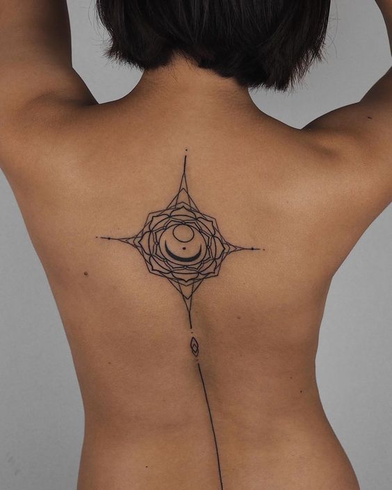Tatouage Fleur Et Lune En Lignes Fines Sur La Colonne Vertébrale