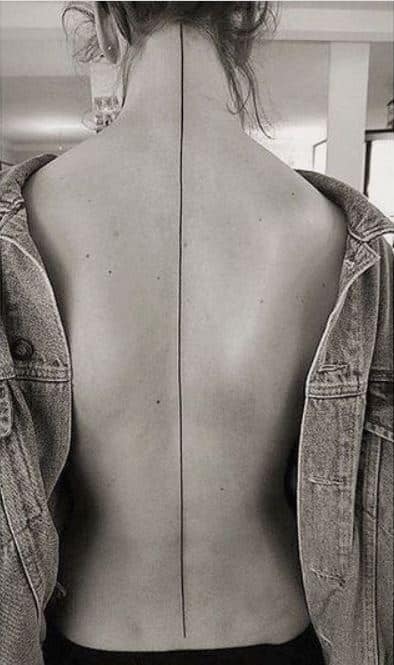 Tatouage Avec Une Seule Ligne Fine Sur La Colonne Vertébrale
