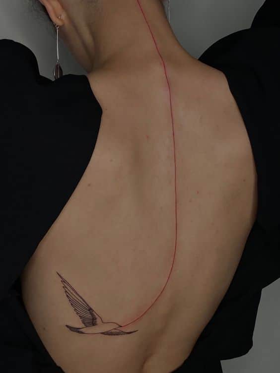 Tatouage Oiseau Et Ligne Fine Rouge Sur La Colonne Vertébrale