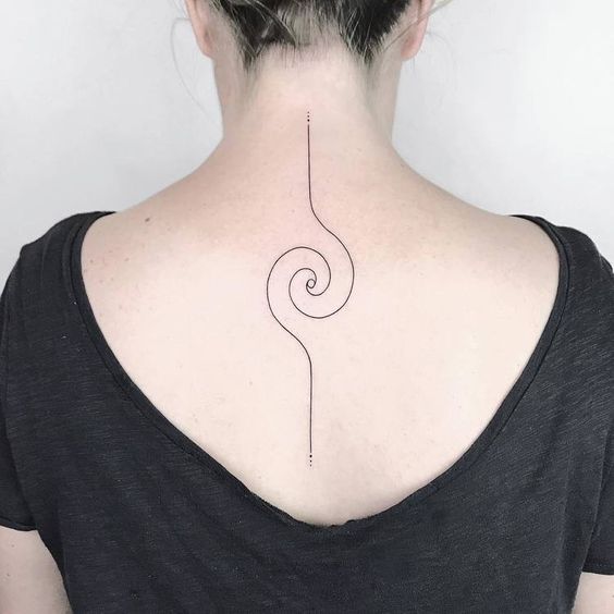 Tatouage Ligne Fine Et Spirale Sur La Colonne Vertébrale