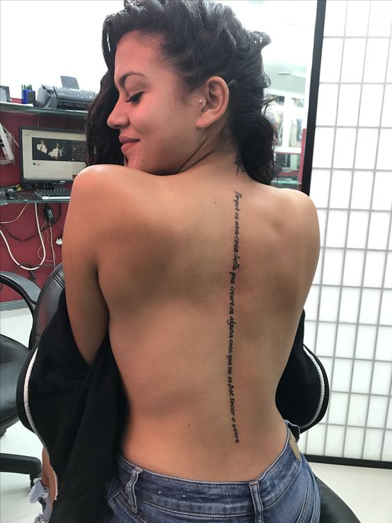 Tatouage Phrase Inspirante Sur La Colonne Vertébrale