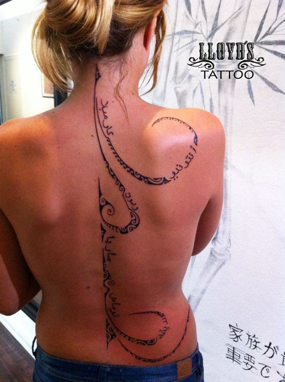 Tatouage Tribal Avec Symboles Recourbées Sur La Colonne Vertébrale