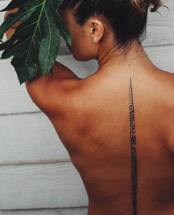 Tatouage Tribal En Forme De Tête De Lance Sur La Colonne Vertébrale