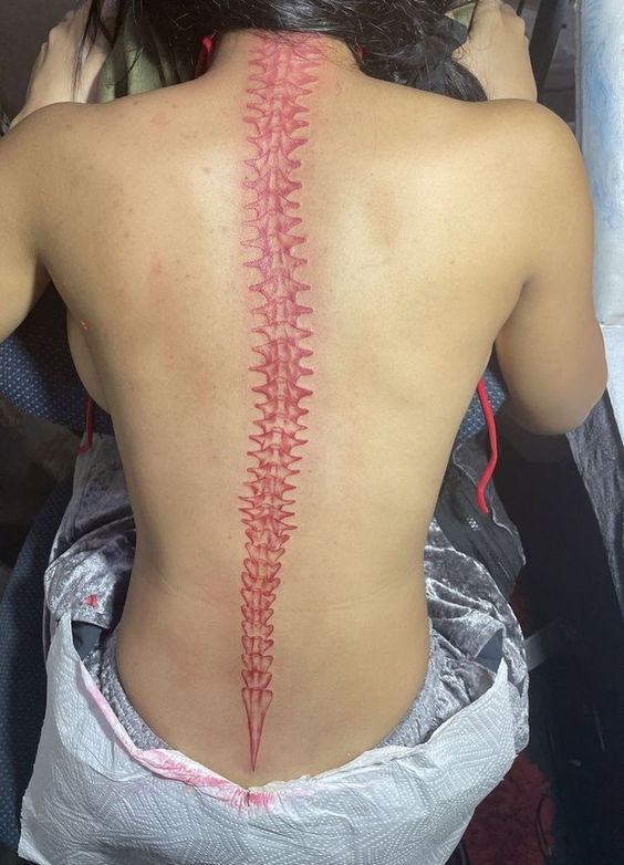 Tatouage Vertèbres à L'encre Rouge Sur La Colonne Vertébrale