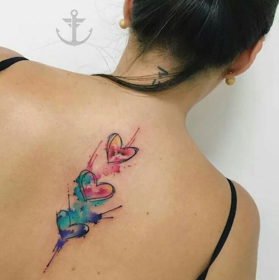 Tatouage Trois Coeurs En Aquarelle Sur La Colonne Vertébrale