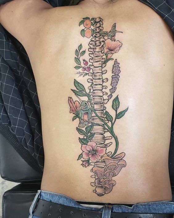 Tatouage Vertèbres Avec Fleurs Et Oiseaux Colorés Sur La Colonne Vertébrale