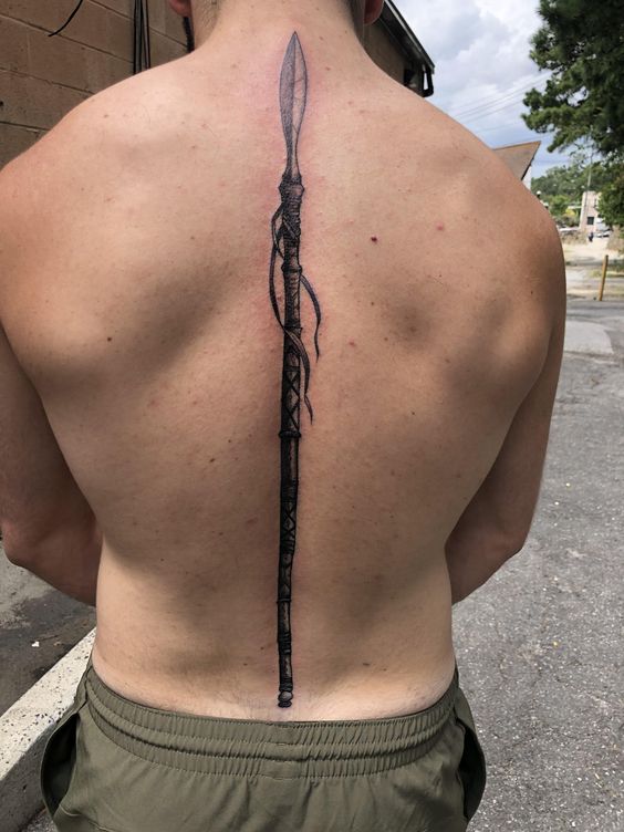 Tatouage Lance Sur La Colonne Vertébrale