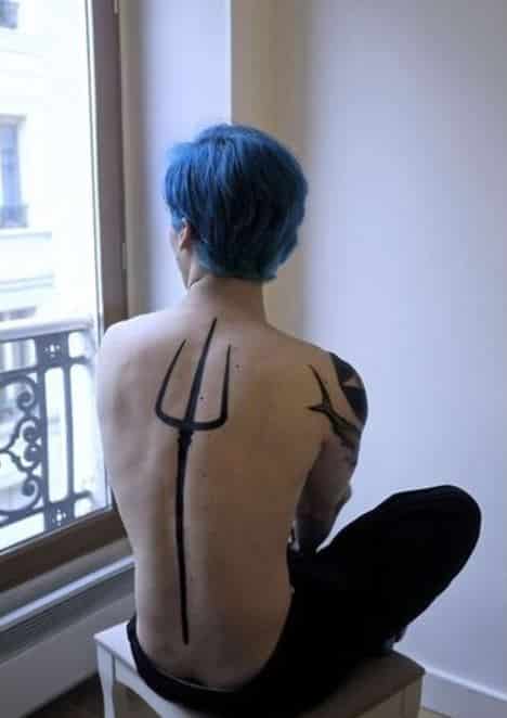 Tatouage Trident Noir Sur La Colonne Vertébrale