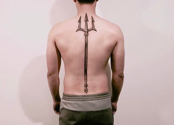 Tatouage Trident En Noir Et Gris Sur La Colonne Vertébrale