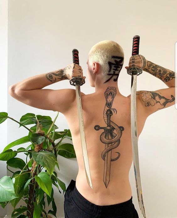 Tatouage épée Et Serpent Sur La Colonne Vertébrale