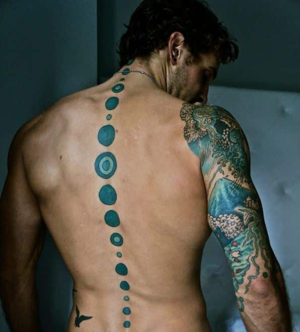Tatouage Cercles Alignés Sur La Colonne Vertébrale