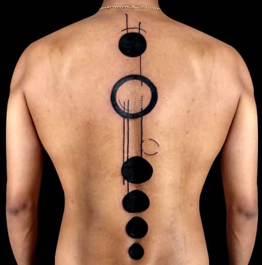 Tatouage Grands Cercles Noirs Sur La Colonne Vertébrale