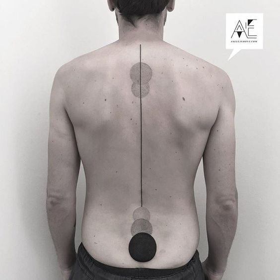 Tatouage Ligne Fine Et Cercles Dot Work Sur La Colonne Vertébrale