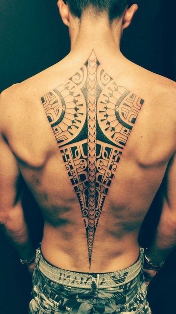 Tatouage Tribal Raie Manta Sur La Colonne Vertébrale
