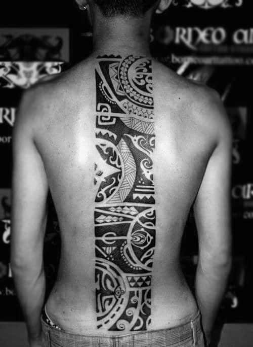 Tatouage Tribal Soleil, Dents De Requin, Vagues Et Pointes De Lance Sur La Colonne Vertébrale